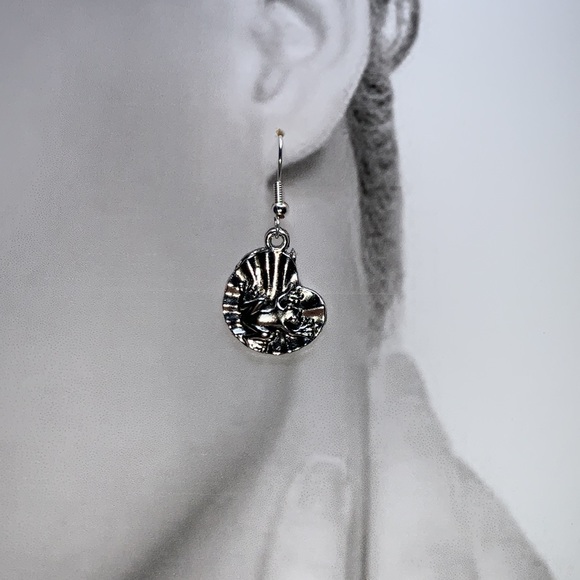 Hand Crafted Frog 🐸 Earrings - Picture 3 of 8